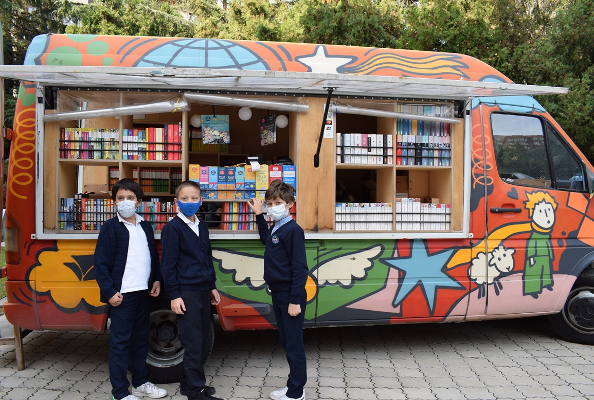 1 (5) Mobile library and Bookstore